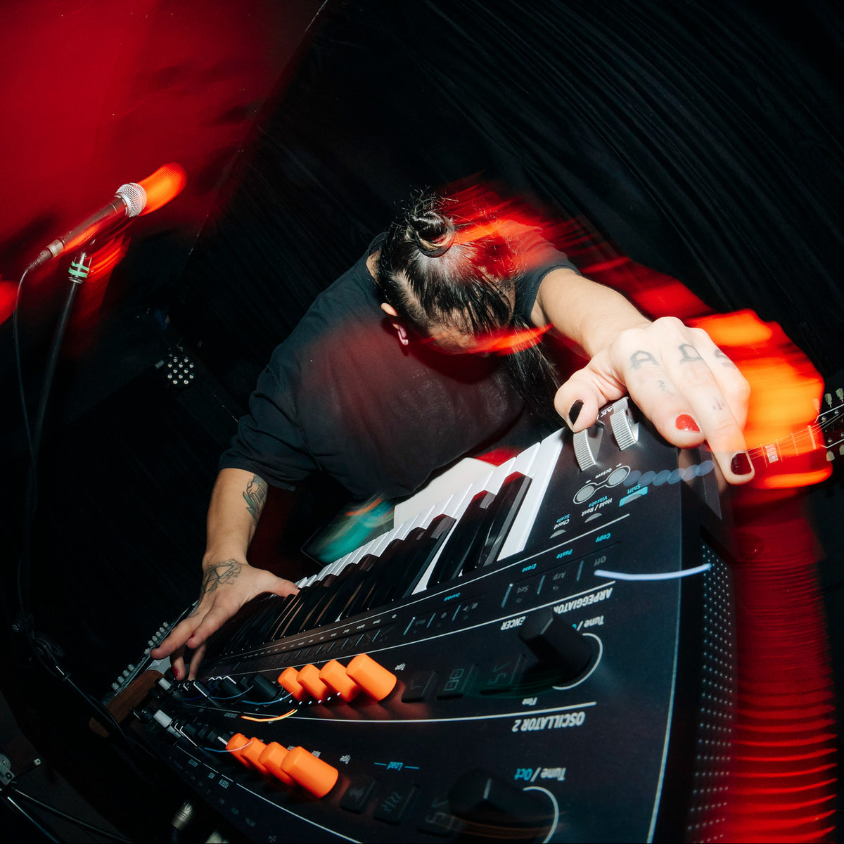 Live performance with the Arturia MiniFreak 49 pitch and modulation wheels