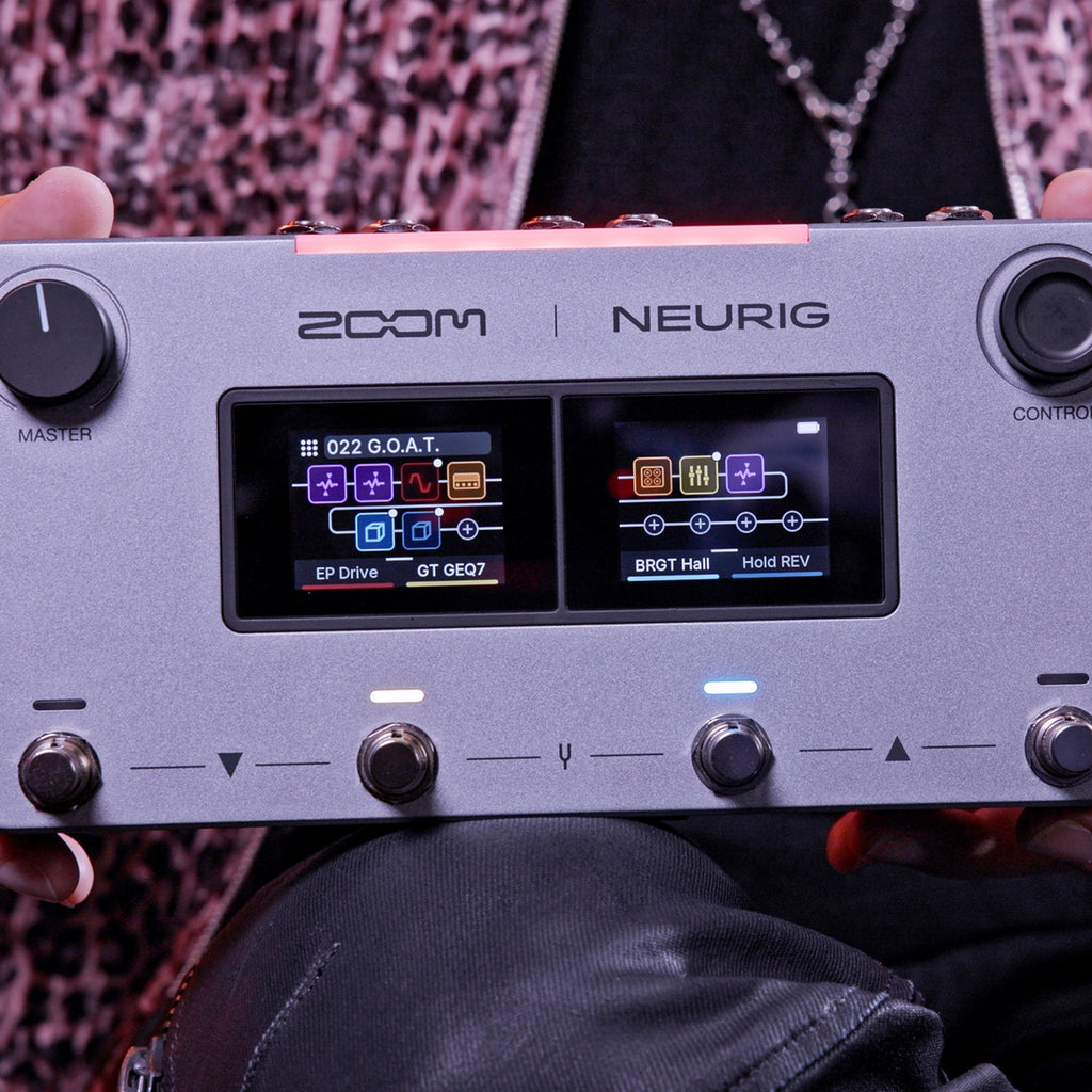 Zoom NEURIG held in hands
